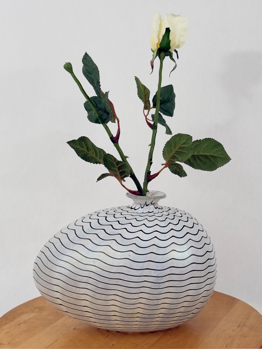 Vintage BERTIL VALLIEN, Egg-Shaped Aphrodite KOSTA Boda Art  Glass Vase, signed.